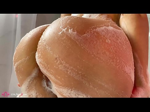 ❤️ Brunette o ipholla litho tsa botona kapa botšehali ho li khotsofatsa Pussy e nang le Vibrator ho ea ho Intense Orgasm in Shower Porno ❤